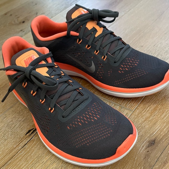 Women’s Nike Athletic Shoes. Excellent Condition! - Picture 2 of 7